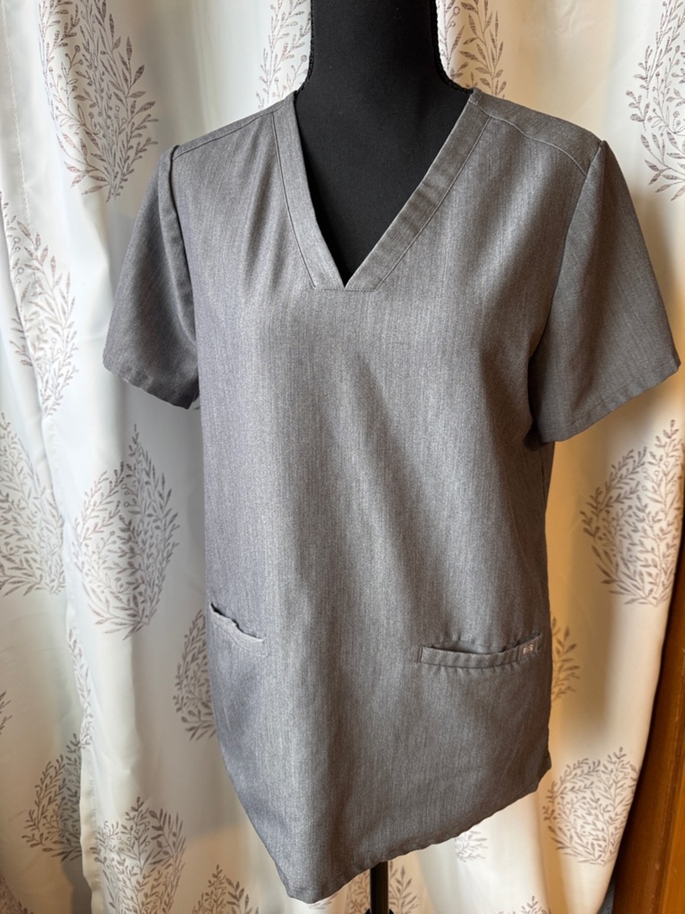 Figs Women's V-Neck Scrub Top in Heather Gray